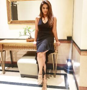 Neetu Chandra Instagram - This is the season of #black ❤😘 #Goodmorning Everyone 🤗😁