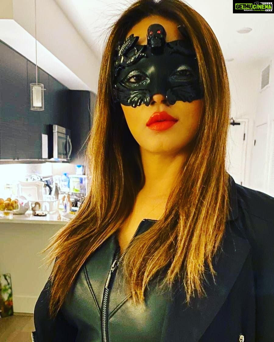 Neetu Chandra Instagram - Meet the #catwoman on the #terracehouse 👽 #happy #happyhalloween🎃 with @amohin @scholzy6 @rohitmarble @bappa.b.lahiri @tanishalahiri @shaolinwarrior_verma at #santamonica streets #losangeles #halloweenparade ❤