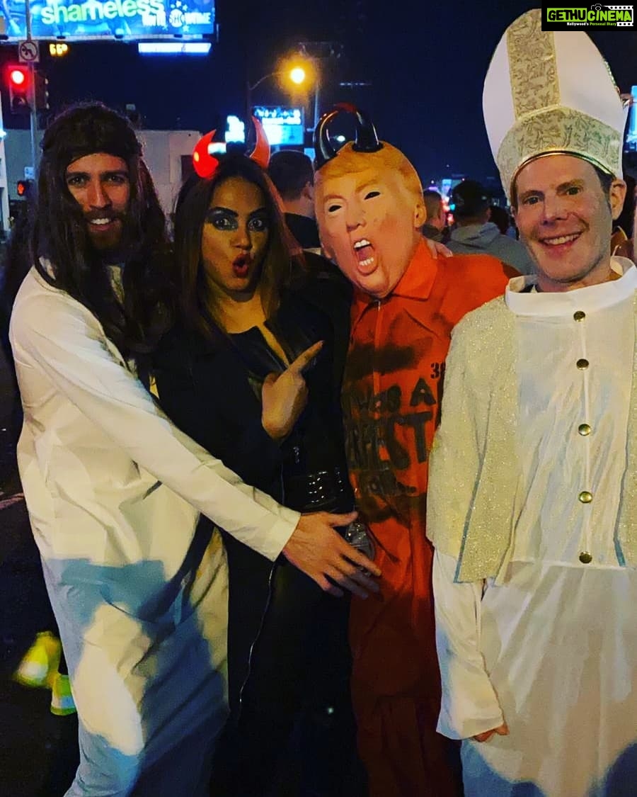 Neetu Chandra Instagram - Meet the #catwoman on the #terracehouse 👽 #happy #happyhalloween🎃 with @amohin @scholzy6 @rohitmarble @bappa.b.lahiri @tanishalahiri @shaolinwarrior_verma at #santamonica streets #losangeles #halloweenparade ❤