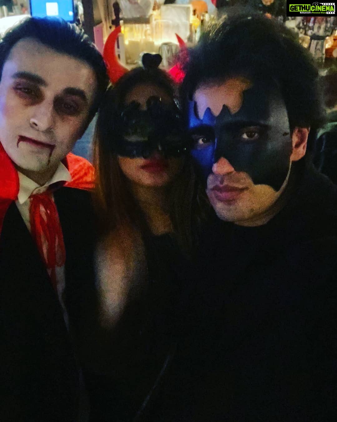 Neetu Chandra Instagram - Meet the #catwoman on the #terracehouse 👽 #happy #happyhalloween🎃 with @amohin @scholzy6 @rohitmarble @bappa.b.lahiri @tanishalahiri @shaolinwarrior_verma at #santamonica streets #losangeles #halloweenparade ❤