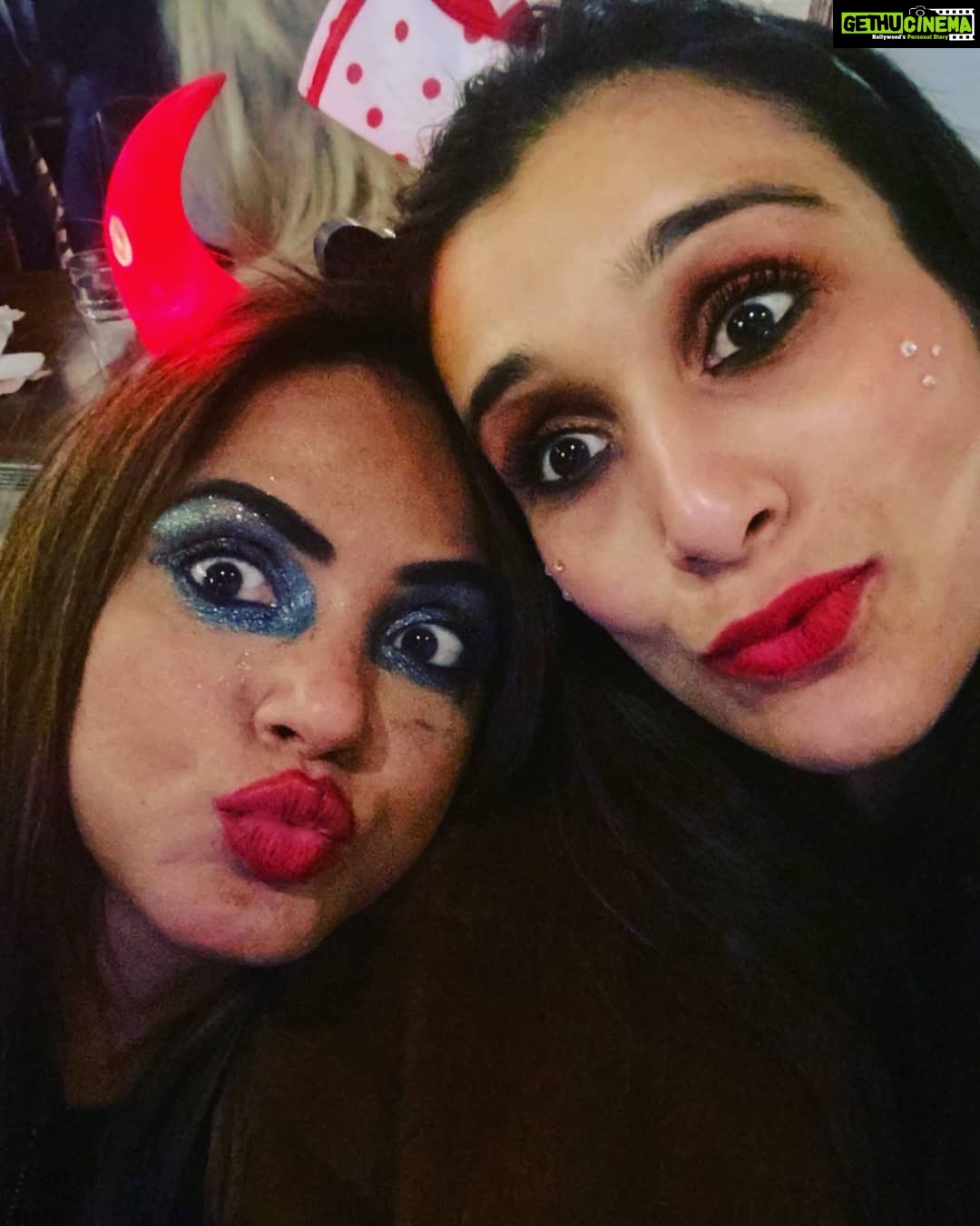 Neetu Chandra Instagram - Meet the #catwoman on the #terracehouse 👽 #happy #happyhalloween🎃 with @amohin @scholzy6 @rohitmarble @bappa.b.lahiri @tanishalahiri @shaolinwarrior_verma at #santamonica streets #losangeles #halloweenparade ❤