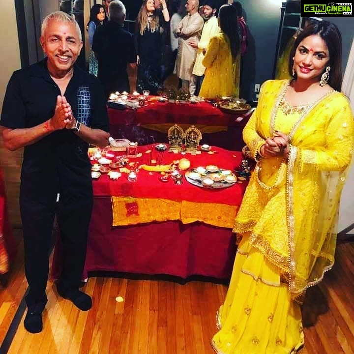 Neetu Chandra Instagram - Sabko Happy Diwali! Wishes n blessing of my elders n Loved ones in #losangeles #Bappilehri dada Jan Chhatwani Aunti #Ashgupta #Shani #Tanishalehri #Bappalehri #Krishlehri Anil Mohin Pinky Kalpana Campbell ππ€π #Nitinneerachandra Neera Srivastava Abhishek Chandra Patnawala You are missed! My first #Diwali without you allβ€ #happydiwali #peace #brightness #prosperity β€ππ€