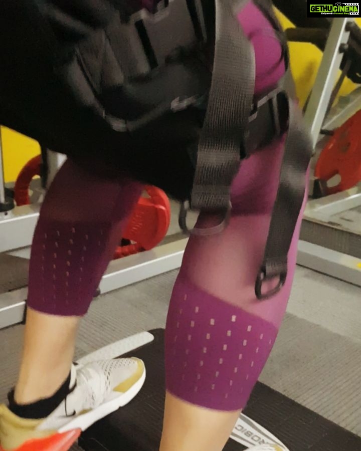 Neetu Chandra Instagram - Well, The #EMSIndia #ems training is the best thing introduced to me by @thus_come_1 and my trainer #Shambhu is fantastic 🤗 Thank you Guys. Today is the #legday so #legextension #legcurls #sumosquats #lunges #legpress #deadlifts and #calves ❤❤❤