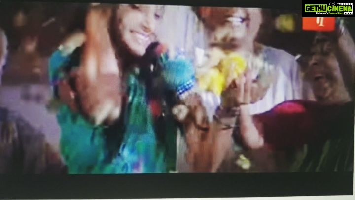 Neetu Chandra Instagram - Beautiful #rainyday how about dancing on my #telugu #songs Especially this one from #godavari ❤ #taplutiplu 💃💃💃 Loved dancing in a blue saare,one of my favorite colors! What do you think? 🥰😘 #rain #time ❤❤🥰😘😘 #actresses