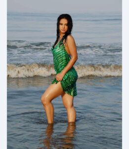 Neetu Chandra Instagram - Let's make extra use of the #rain ❤ #dive in the #sea 😘 #madhisland #mumbai 🥰😍
