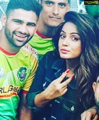 Neetu Chandra Instagram - Bahut bahut badhai ho #pradeep 1016 Raid points ke liye @patnapirates #recordbreaker #dubkiking Abhi tou bas start hai 😊💪🤗👍 😁😁😁