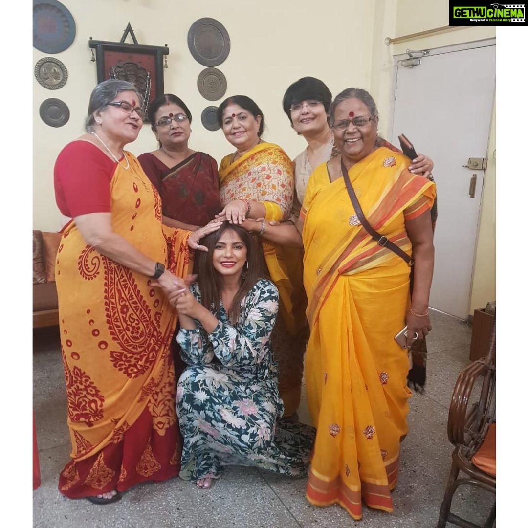 Neetu Chandra Instagram - #HappyTeachersDay to these wonderful women who taught me that no dream is small and there is nothing in life that is impossible to achieve. Thank you for all your teachings and blessings🙏🏻❤️