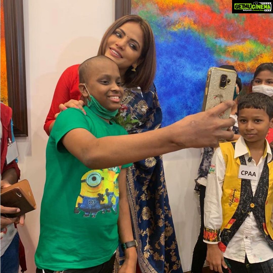 Neetu Chandra Instagram - I’ve been associated with the #CancerPatientsAidsAssociation for about 10 years now and every time I meet these kids my heart fills with joy and excitement❤️ Had an amazing time with all of them at the Art exhibition inaugration.