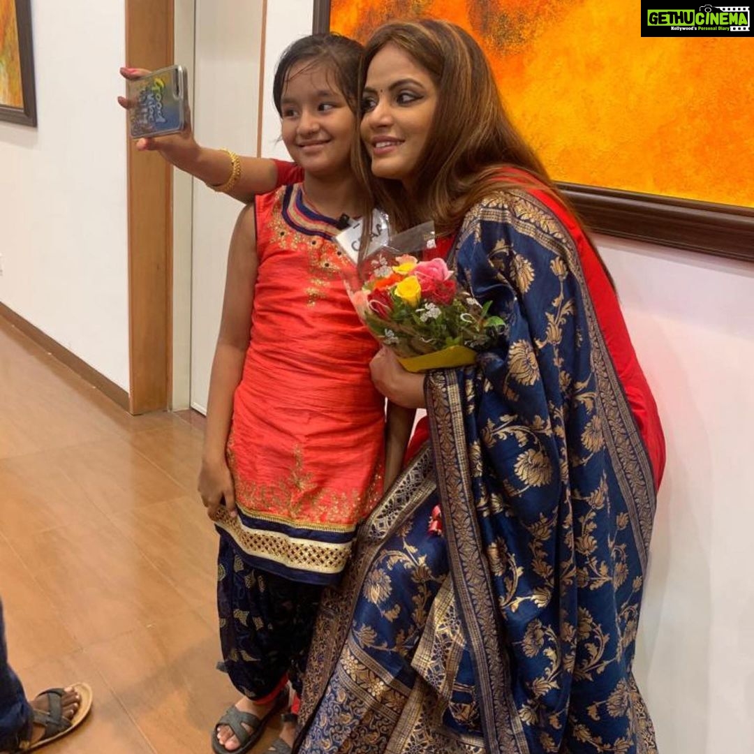 Neetu Chandra Instagram - I’ve been associated with the #CancerPatientsAidsAssociation for about 10 years now and every time I meet these kids my heart fills with joy and excitement❤️ Had an amazing time with all of them at the Art exhibition inaugration.