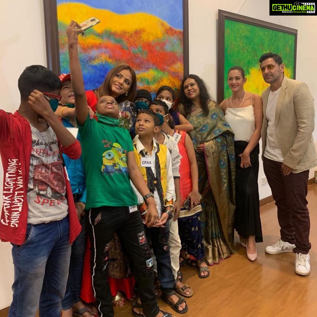 Neetu Chandra Instagram - I’ve been associated with the #CancerPatientsAidsAssociation for about 10 years now and every time I meet these kids my heart fills with joy and excitement❤️ Had an amazing time with all of them at the Art exhibition inaugration.