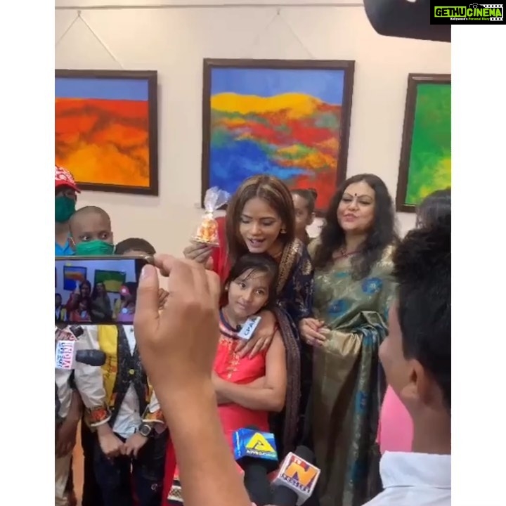 Neetu Chandra Instagram - I’ve been associated with the #CancerPatientsAidsAssociation for about 10 years now and every time I meet these kids my heart fills with joy and excitement❤️ Had an amazing time with all of them at the Art exhibition inaugration.