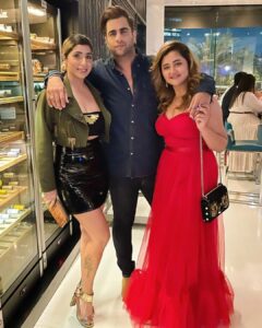 Neha Bhasin Instagram - From a social recluse to a party animal 😍🙀 (Am changing) 
Happy birthday @imrashamidesai though I recently met ya but I feel I know you girl.
@rajivadatia our happy Santa forever.
To happiness cheers

#NehaBhasin
#rashamidesai
#rajivadatia