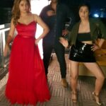 Neha Bhasin Instagram – Dhinka chika with these two fun and beautiful people @imrashamidesai @rajivadatia
Wish @umarriazz91 was a part of this too 😚

Directed and choreographed by Rashami Desai ❤️

PS : I have one more reel in my drafts 🤣

Music my talented buddy @thisisdsp
Sung by another friend The @mikasingh