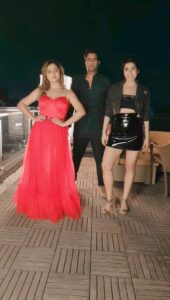 Neha Bhasin Instagram - Last reel since its in my drafts might as well post it. This was the first reel we made 😁
Enjoy this Naagin Song 🐍🐍,
featuring @imrashamidesai @rajivadatia
This is definitely the LAST ONE ♥️

#NehaBhasin
#RajivAdatia
#RashamiDesai