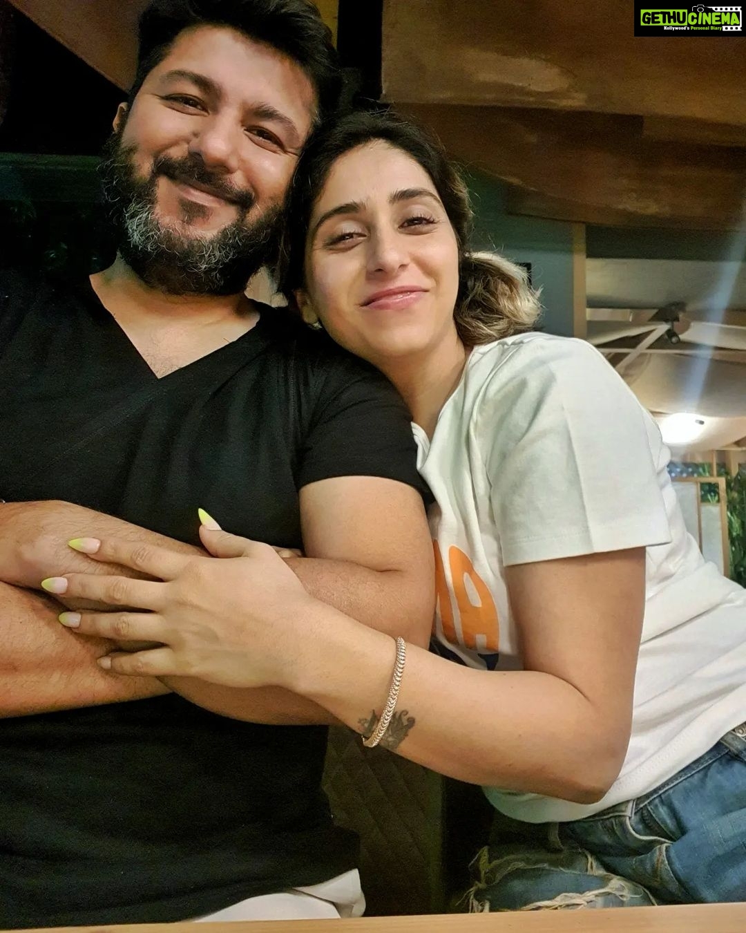 Neha Bhasin Instagram - Soye the dil ke kuch Armaan, Phir se jaag gaye. Khoye se ab rehte hain hum toh bas khayalon Mein. Arso se ghayal ab toote hue dil ko phir se mili panah. Badi hi nazakat se paaya tune yaar Mera pyaar Mera tera pyaar 😘 @zookthespook