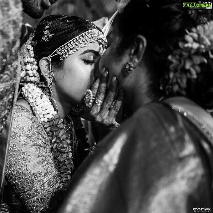 Niharika Konidela Instagram - Not many knew, that my mum had a very high fever on the day of my wedding. I could see through all the rush that she was trying very hard to get through all of it. But the superwoman that my Amma is, she put on a smile and went about the rest of the ceremony. You’ve always been a crazy strong woman,ma and this is just one such instance. I’m constantly learning from you. Happy mother’s’ day Amma bangaaru ❤️ To strong moms! 🥂