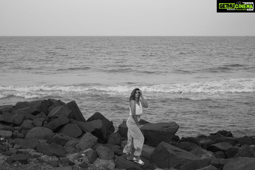 Niharika Konidela Instagram - An ocean breeze puts the mind at ease 🌊💙