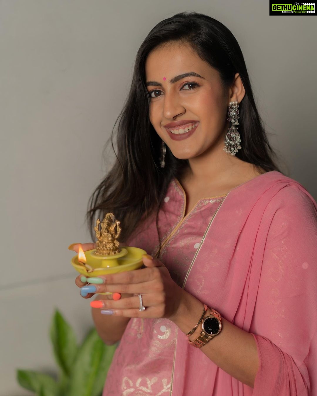 Niharika Konidela Instagram - Diwali came in early with @danielwellington 💥🪔 This festive season shop any two products from DW and get a 10% off. You can combine this with my code NIHARIKAK15 to get an additional 15% off. Happy Shopping!! #DWali #DanielWellington Swipe left to see my look from last Diwali celebrations 🥰