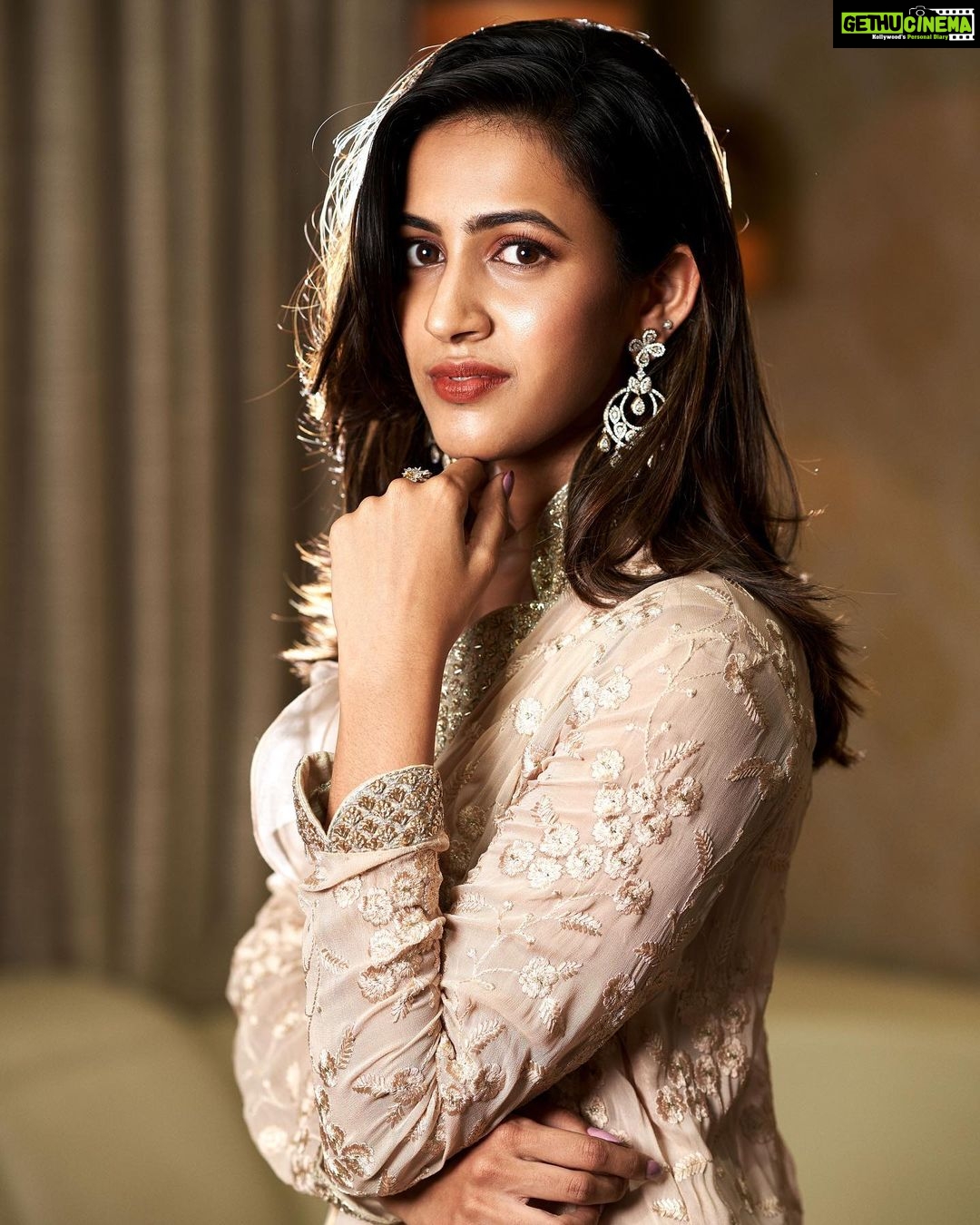 Niharika Konidela Instagram - Loved shooting with the ol’ friend @shreyansdungarwal @6shweta 👗 @_prashantikumar_ 💎 @sang.smile @priyankaagarwal.capricon #sarafa 💄 @makeup_by_lavanya