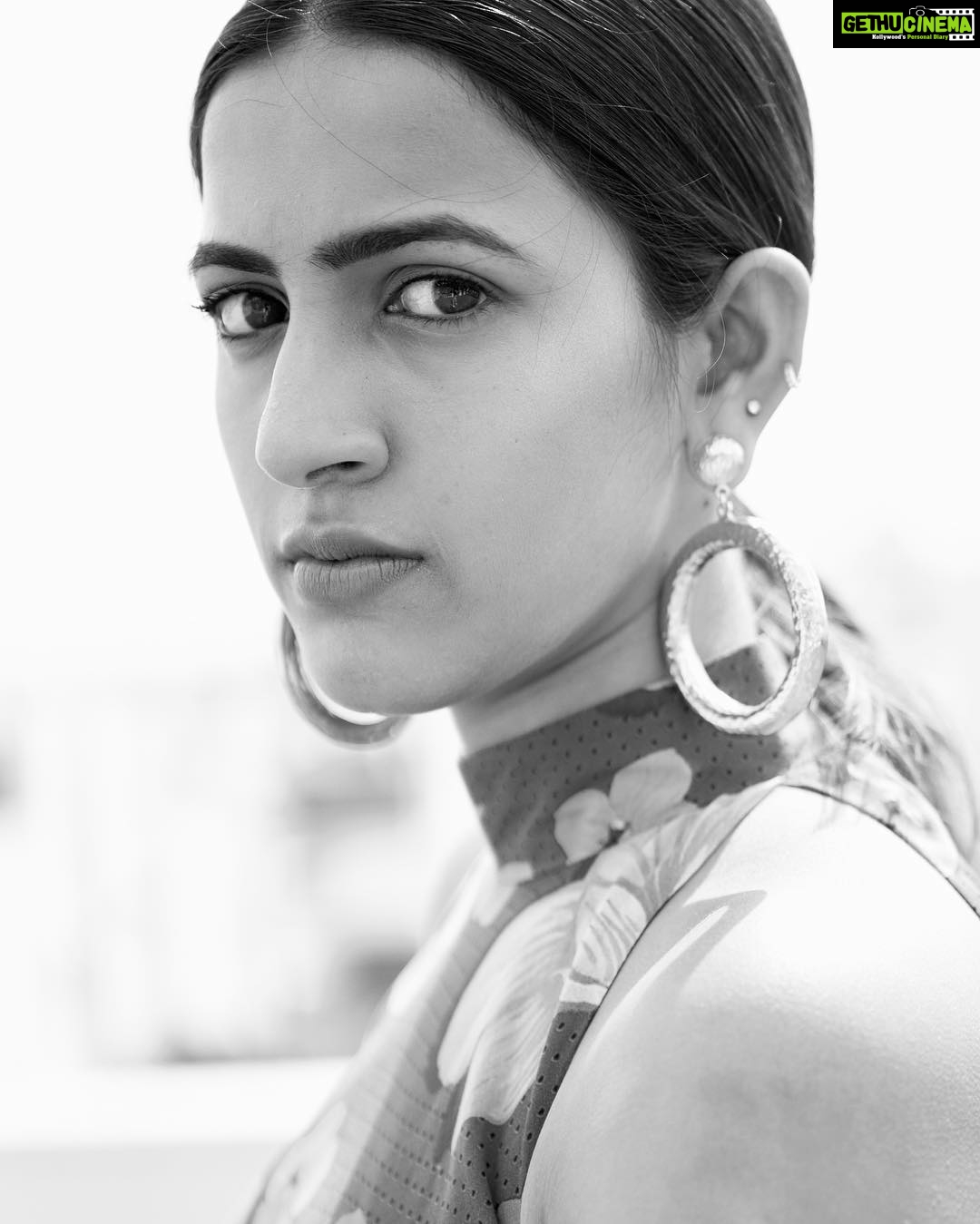 Niharika Konidela Instagram - 🍃 This lovely ensemble by @houseofmasaba Styled by the amazing @jukalker Earrings by @aquamarine_jewellery Shot by 📸 @eshaangirri
