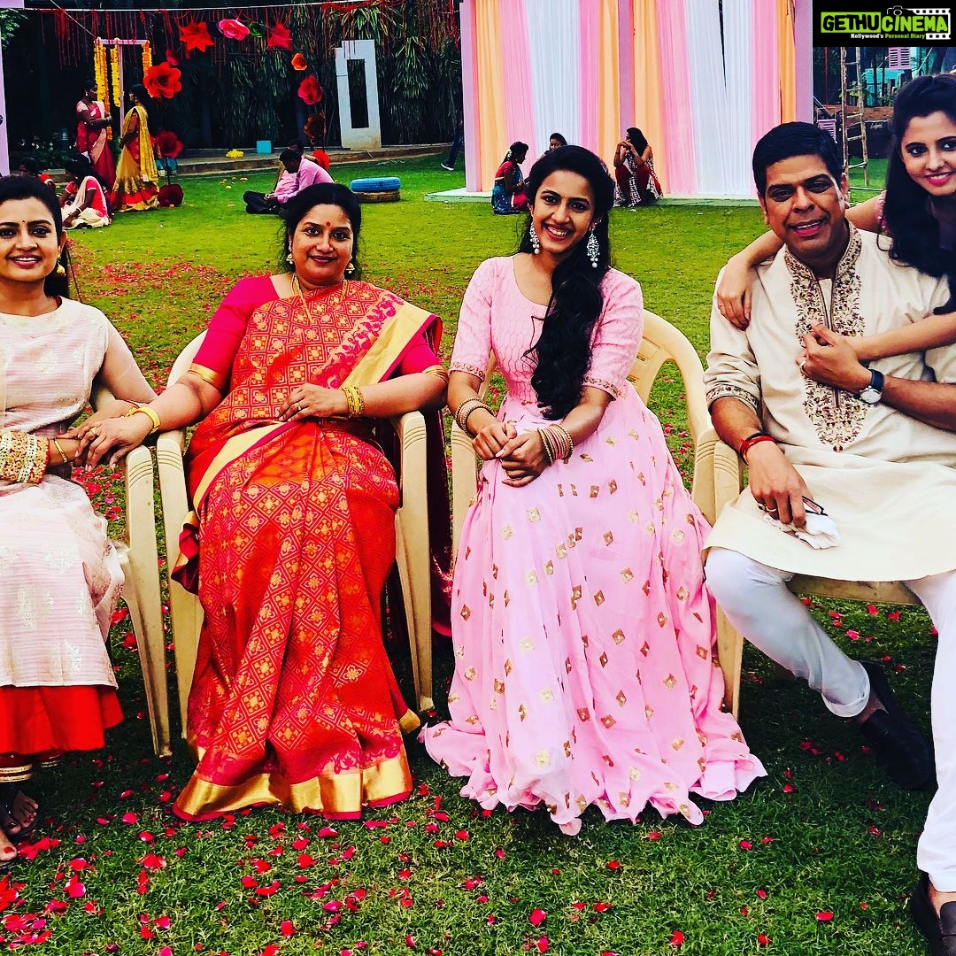Niharika Konidela Instagram - From the First day to the last! It was a great great team to work with!Thank you everyone! My next film in Telugu- HAPPY WEDDING 💙