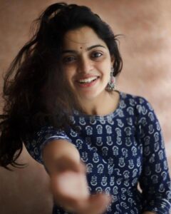 Nikhila Vimal Instagram - You can’t dull my sparkle ✨
👗: @jugalbandhi 😘
#sundaymood☀️ #candidcasuals #whatsyourmoodtoday #personalphotographerbacktowork🌝