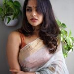 Nikhila Vimal Instagram - 🌼🌼🌼 #onam Chumar n plant courtesy : @sangeetha_j 😉 📸: @vineethck 😕