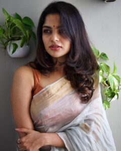 Nikhila Vimal Instagram - 🌼🌼🌼 
#onam
Chumar n plant courtesy : @sangeetha_j 😉
📸: @vineethck 😕