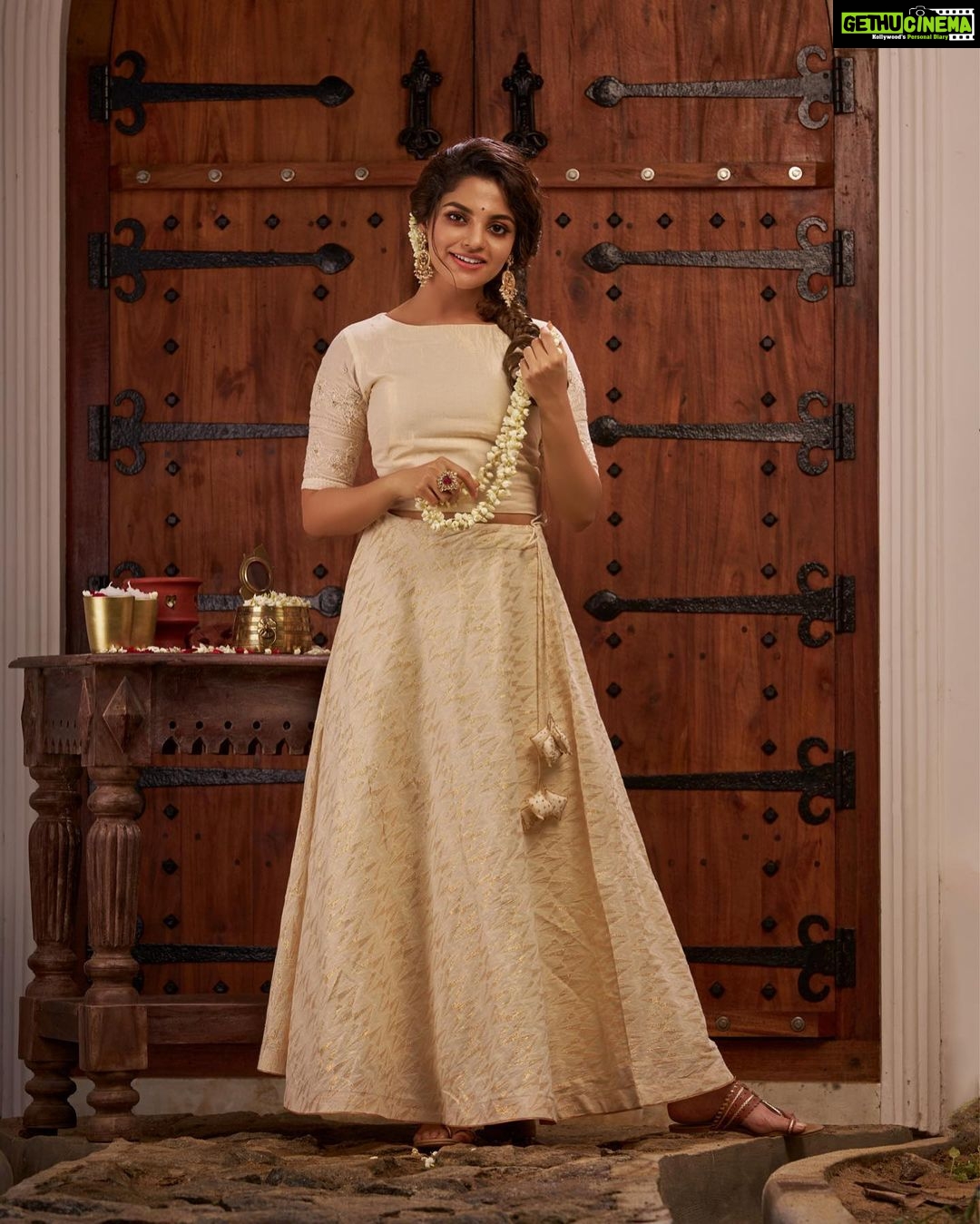 Nikhila Vimal Instagram - 🌻🌻🌻 📸: @anupchacko 👗: @jugalbandhi 💍: @kj.silverboutique 💄: @sajithandsujith