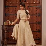 Nikhila Vimal Instagram - 🌻🌻🌻 📸: @anupchacko 👗: @jugalbandhi 💍: @kj.silverboutique 💄: @sajithandsujith Nirvāṇa Kochi
