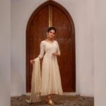 Nikhila Vimal Instagram - 🌼🌼🌼 📸: @anupchacko 👗: @jugalbandhi 💍: @kj.silverboutique 💄: @sajithandsujith Nirvāṇa Kochi