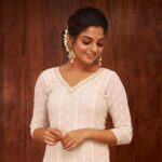 Nikhila Vimal Instagram - 🌼🌼🌼 📸: @anupchacko 👗: @jugalbandhi 💍: @kj.silverboutique 💄: @sajithandsujith Nirvāṇa Kochi