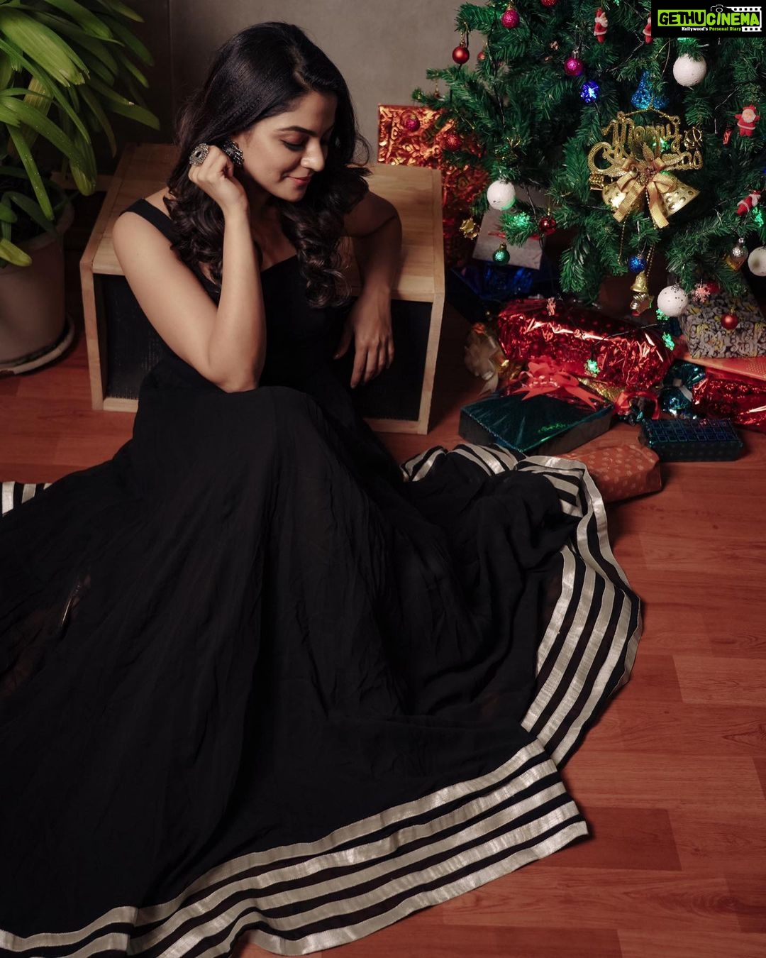 Nikhila Vimal Instagram - Waiting for next Christmas is like 🙇🏻♀️ 📸: @vineesh_smoke_photography 💃🏻: @jeunemaree