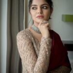 Nikhila Vimal Instagram - 🍫 📸: @kiransaphotography 👗: @tamaarachennai 💄: @makeupbywanshazia 💍: @fineshinejewels Styling : @anusha_cherupalli @teamaimpro @sathish_pro