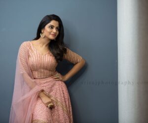 Nikhila Vimal Instagram - 🌸🌸🌸@srirajphotography @labelmdesigners @sajithandsujith @amarrajewels #throwback