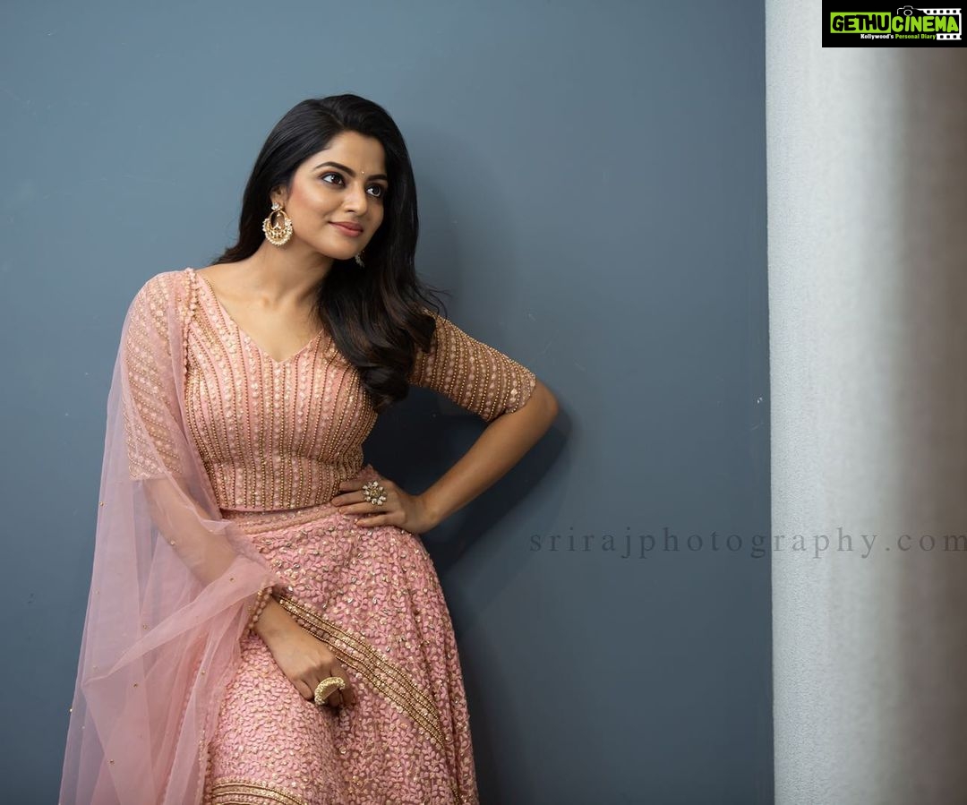 Nikhila Vimal Instagram - 🌸🌸🌸@srirajphotography @labelmdesigners @sajithandsujith @amarrajewels #throwback