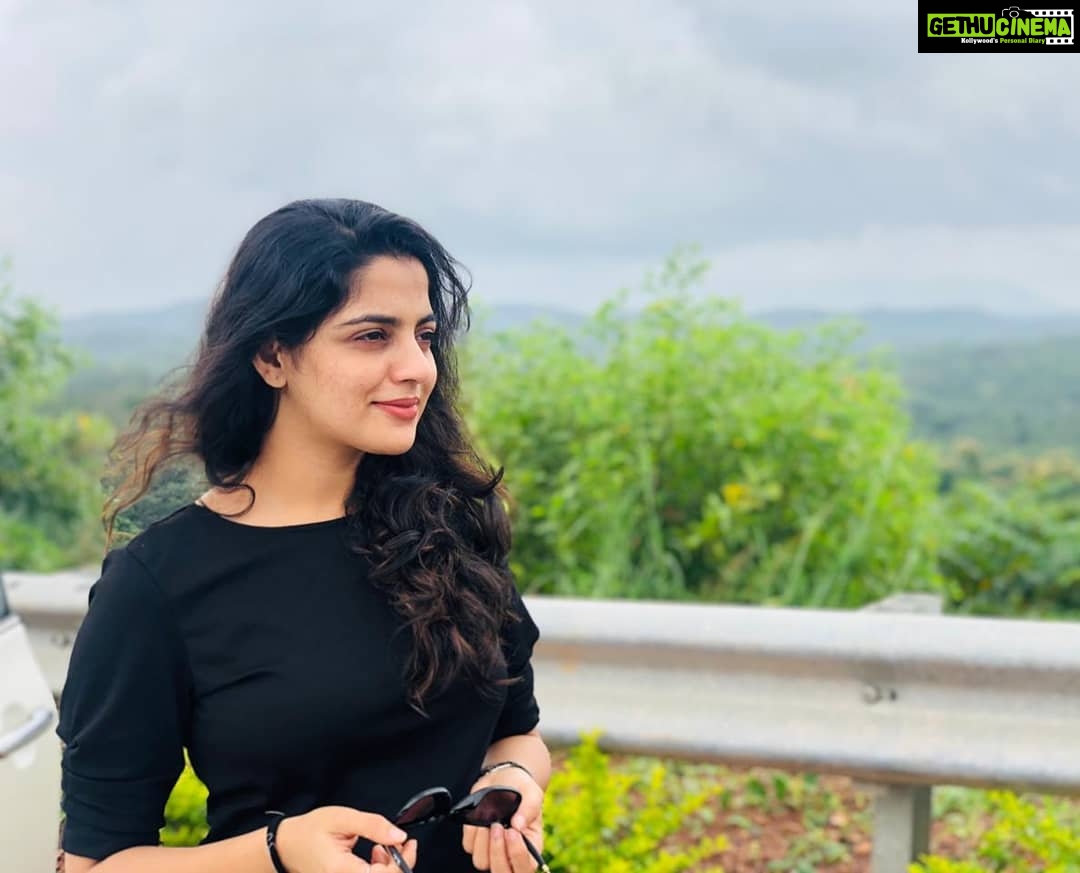 Nikhila Vimal Instagram - Let the wind bliss ur life❤