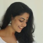 Nikhila Vimal Instagram - Happy face🤩 Earring : @daivik.in 📸 : @akhilavimal
