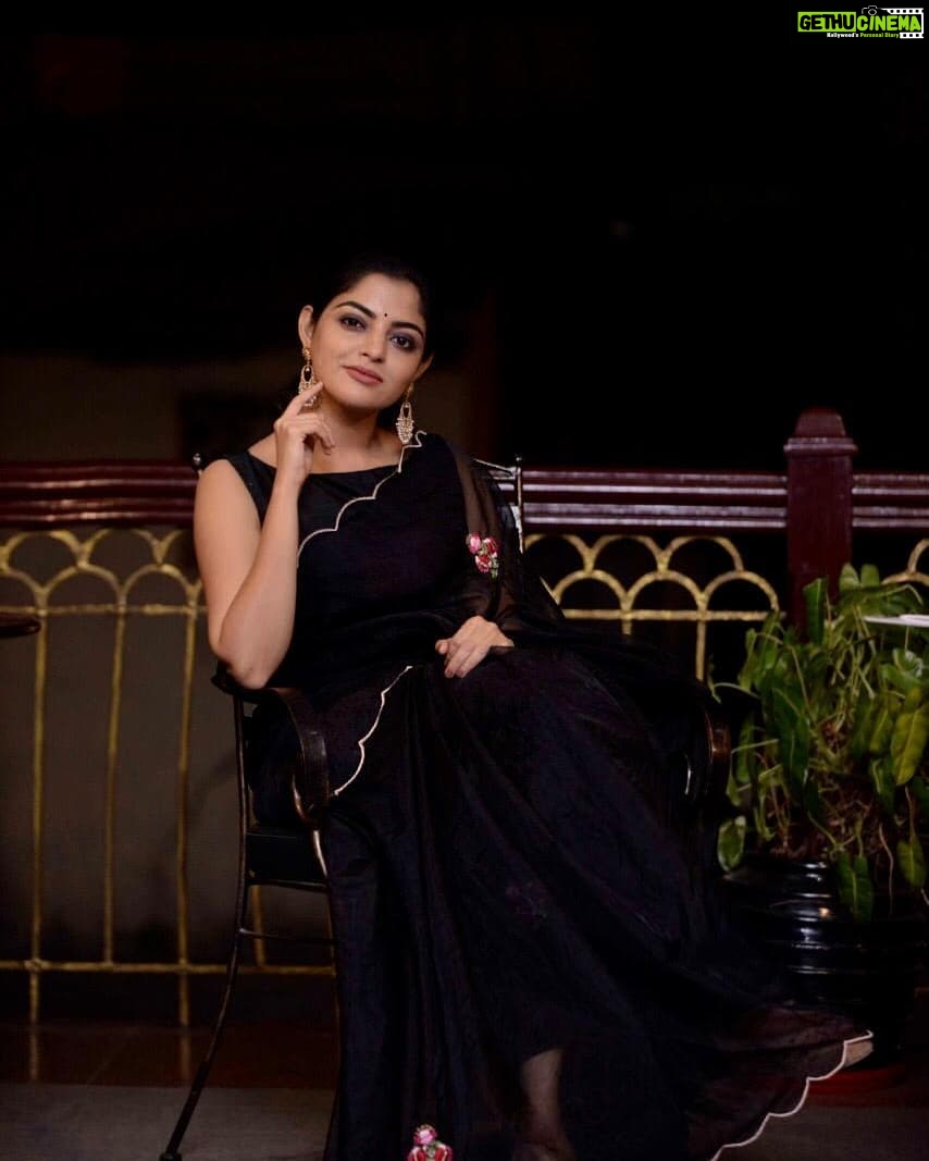 Nikhila Vimal Instagram - 🖤🖤🖤 Black saree from @maria.tiya.maria Jewelery : @m.o.dsignature 📸: @ajmal_photography_