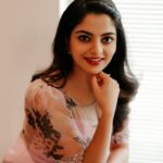 Nikhila Vimal Instagram - For meranaamshaji promotion 👗: @maria.tiya.maria 📸: @retheesh_mohan_photography Stylist : @asaniya_nazrin 💄: @sajithandsujith #meranaamshaji#asianet #badaibanglow