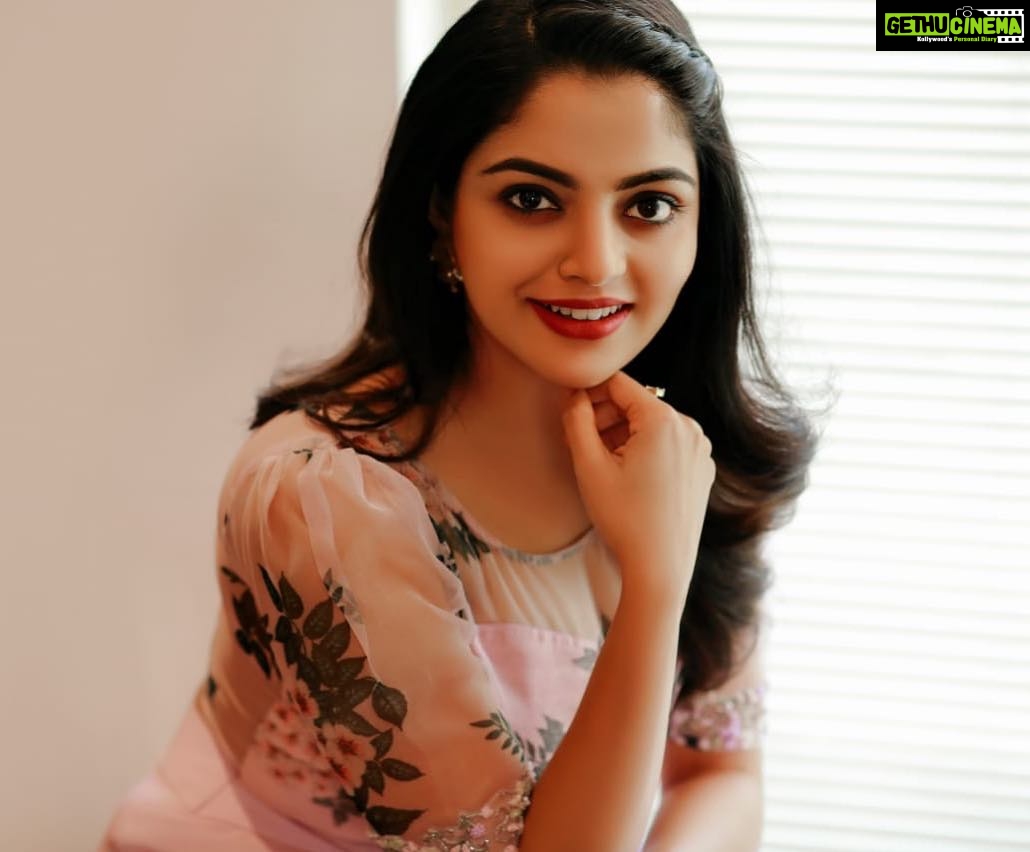 Nikhila Vimal Instagram - For meranaamshaji promotion 👗: @maria.tiya.maria 📸: @retheesh_mohan_photography Stylist : @asaniya_nazrin 💄: @sajithandsujith #meranaamshaji#asianet #badaibanglow