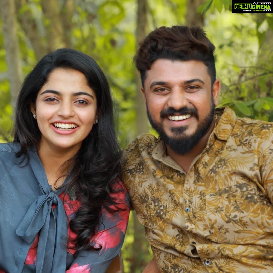 Nikhila Vimal Instagram – Mr.Aangala 😉 @bibingeorge.onair ...