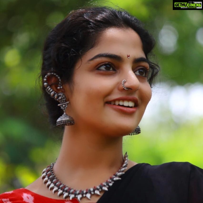 Nikhila Vimal Instagram - மின்னல் ஒரு கோடி எந்த்ன் உயிர் தேடி வந்ததே❤️🖤💚akhilavimal 📸 @ananyasjewelhut