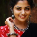 Nikhila Vimal Instagram – 🖤❤️ பெண்மை எழுதும் கண் மை நிறமே 🖤❤️ @akhilavimal photography 
@ananyasjewelhut accessories 
#ownsaree #photographerbackintown😜 #rednblackaffair #selfstyling