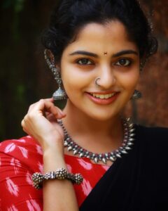 Nikhila Vimal Instagram - 🖤❤️ பெண்மை எழுதும் கண் மை நிறமே 🖤❤️ @akhilavimal photography @ananyasjewelhut accessories #ownsaree #photographerbackintown😜 #rednblackaffair #selfstyling