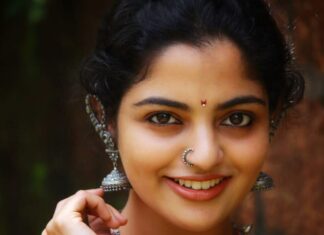 Nikhila Vimal Instagram - 🖤❤️ பெண்மை எழுதும் கண் மை நிறமே 🖤❤️ @akhilavimal photography @ananyasjewelhut accessories #ownsaree #photographerbackintown😜 #rednblackaffair #selfstyling