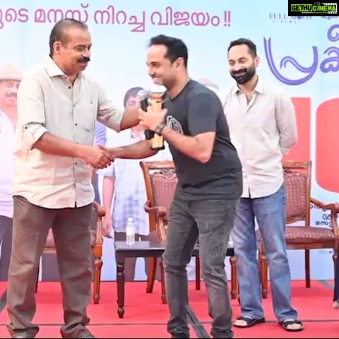 Nikhila Vimal Instagram - Njan prakashan 101 days🤩 capsule cuts 🤓 video,editing:anuetan @anoop.sathyan n shingidikal 🤓 @binoynalanda @cosky_posky @rajivpala1 Abhinayam : @akhilsathyan 😜@anjutk10 @_._d.e.v.u_._ @aparnadas_5 @nikhilavimalofficial 🤓 Special appearance : @nazriyafahadh 💞 #prakashan #sathyananthikad #fahadhfaasil #sethumannarkad #101days ❤️