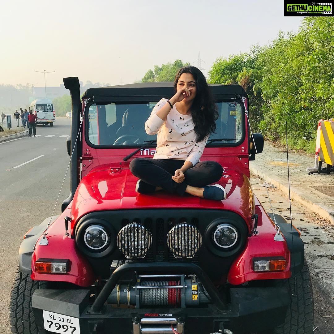 Nikhila Vimal Instagram - Light up ur day❤️ #morningvibes #thaar