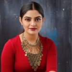 Nikhila Vimal Instagram - More frm @grihalakshmi_ shoot 😊 📸 @nmpradeep 💄: @unnips @vineethviniii @rashmimuraleedharan