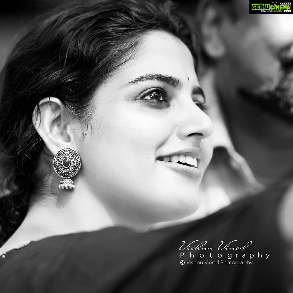 Nikhila Vimal Instagram - If indeed you must be candid,be candid beautifully-kahilil gibran @vishnuvinodphotography swipe left☺️💚💙
